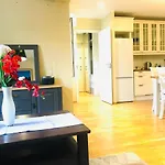 Cozy City Penthouse Apartment, Free Parking